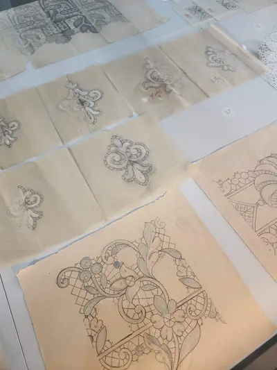 Dessin de dentelles au musée de Retournac