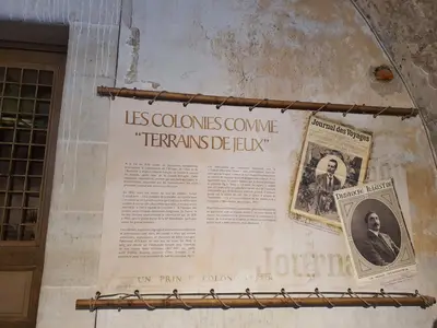 Panneau parlant des voyages de Ferdinan d'Orléans