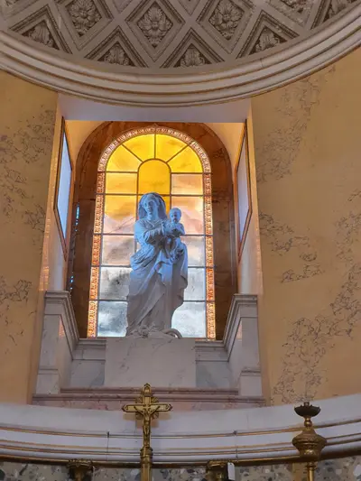 Vierge dans la chapelle