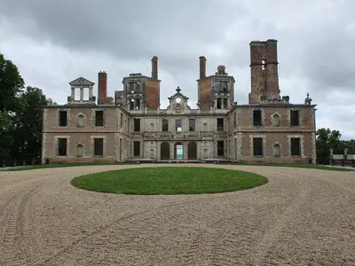 Façade du château et cour d'honneur