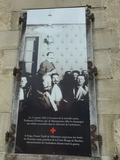 Ferdinand d'Orléans au milieu des soldats en convalescence