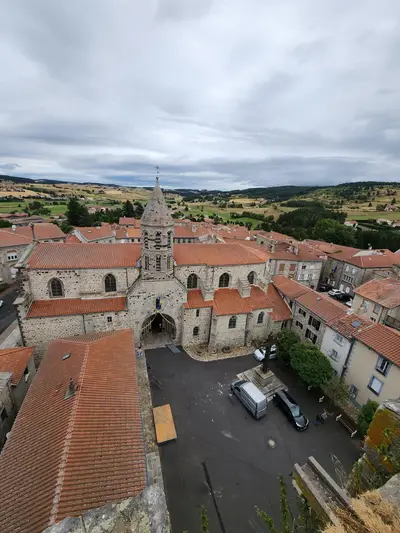Vue sur l'église Saint-Médard depuis la tour des Anglais à Saugues