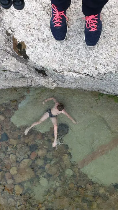 Enfant qui se baigne