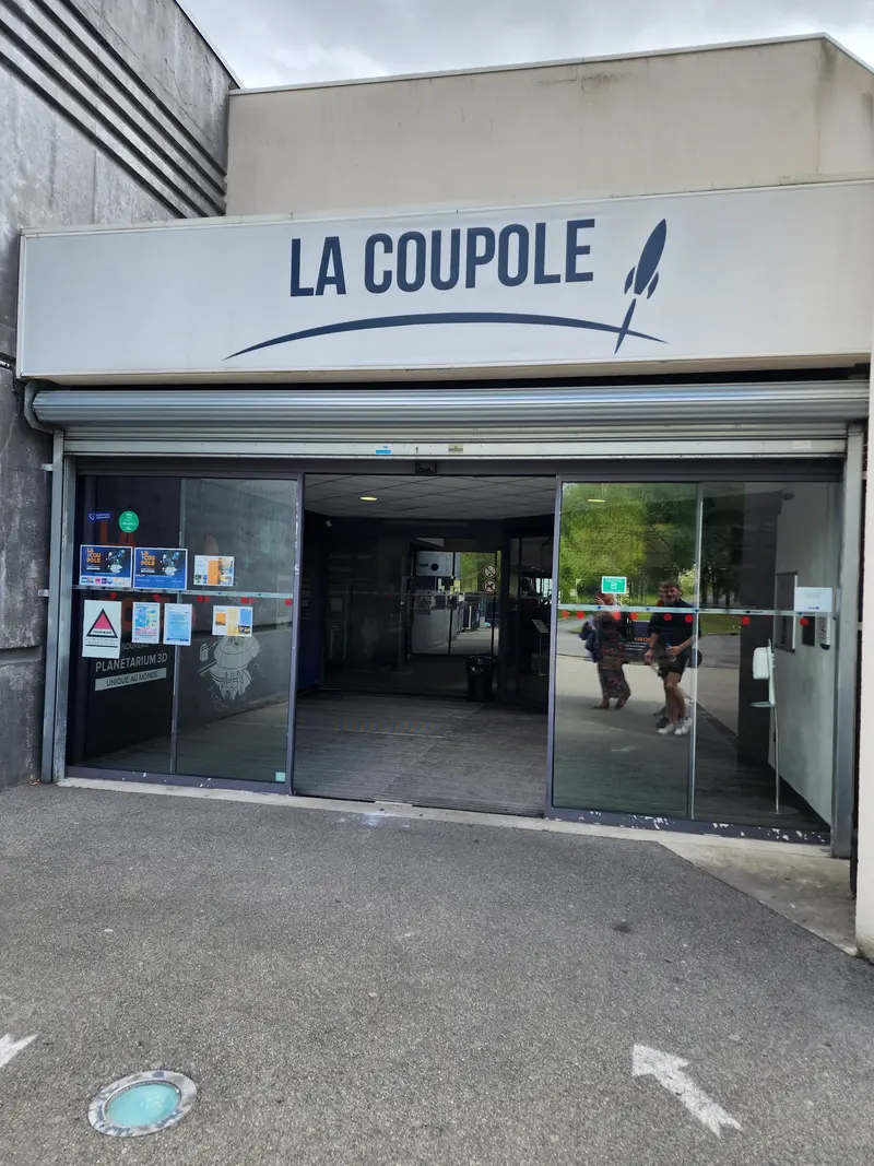 Entrée de la coupole d'Helfaut