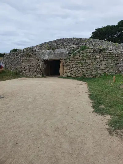 Entrée du dolmen de la table des marchands