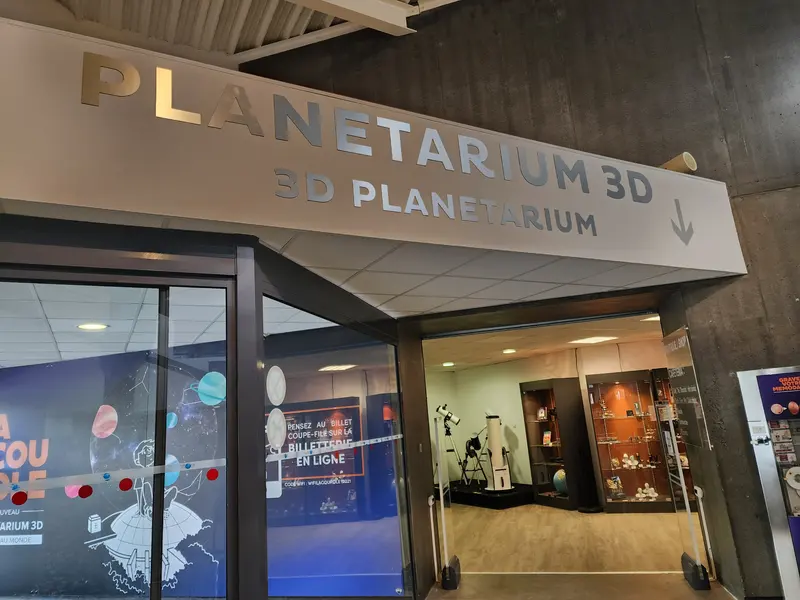 Entrée du planétarium de la coupole d'Helfaut
