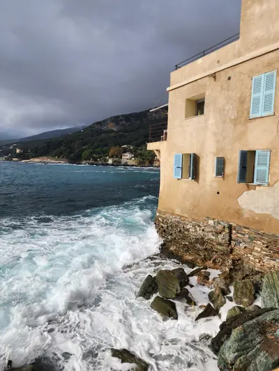 Maison au bord de la mer à Erbalunga