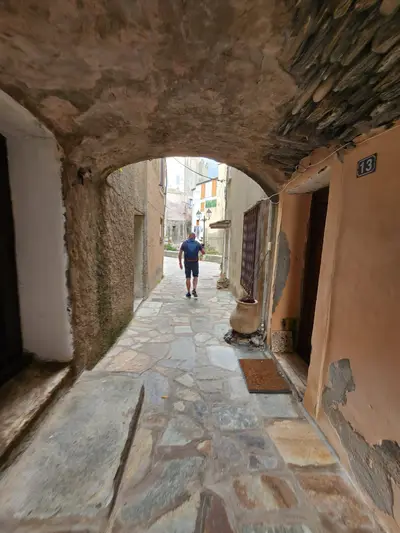 Porche dans les rues d'Erbalunga