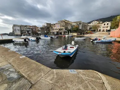 Petits bateaux dans le port