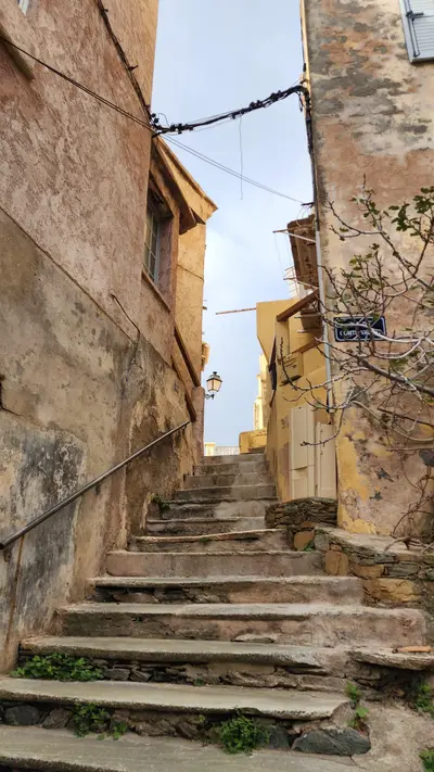 Rue avec marches dans Erbalunga