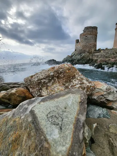 Tour génoise avec tête corse sur un rocher
