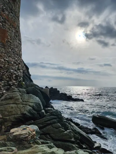 Pied de la tour au bord de l'eau