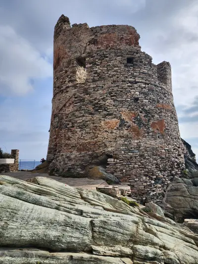 Tour génoise posée sur la roche