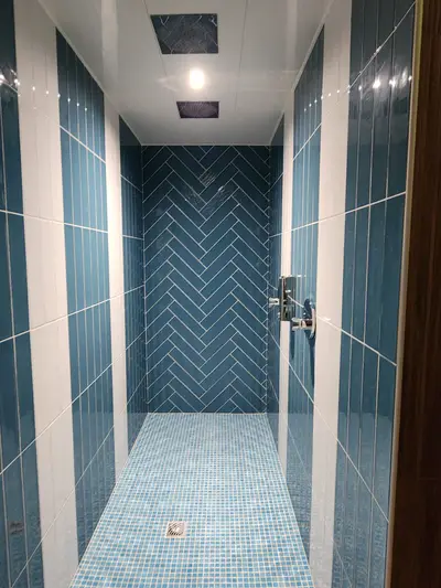 douche avec carrelage bleu