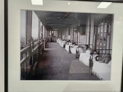 Photos de l'exposition sur le Préventorium au château de Chavaniac-Lafayette: lits