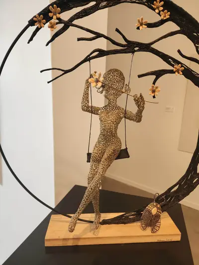 Exposition temporaire de Violaine Sausset au Musée des Manufactures de Dentelles à Retournac: balançoire