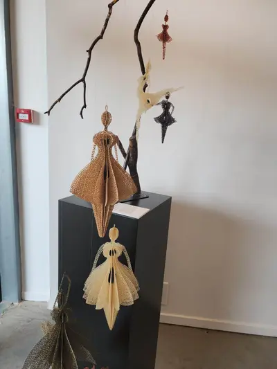 Exposition temporaire de Violaine Sausset au Musée des Manufactures de Dentelles à Retournac : danseuses