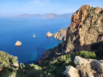 Falaises et eau bleue