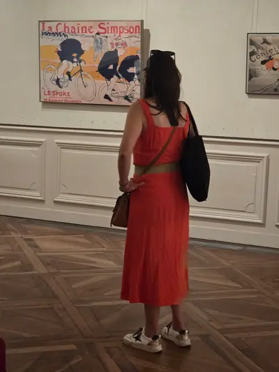 dame avec une robe rouge