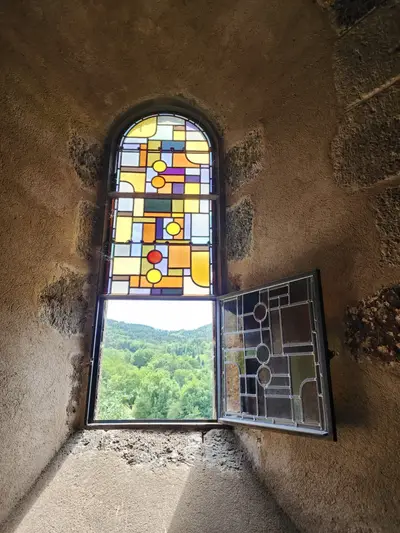 Fenetre refectoire lavaudieu scaled
