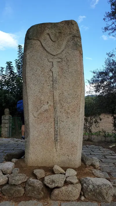 Grand menhir anthropomorphe