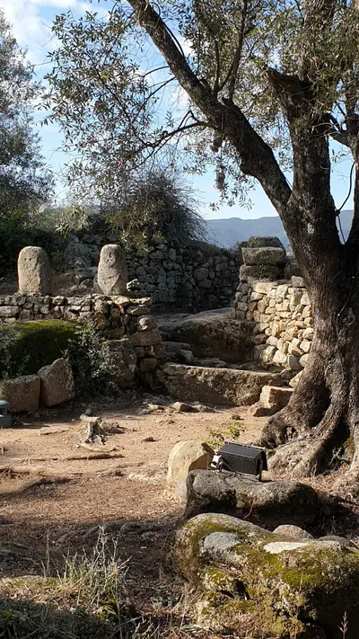 Place avec des menhirs