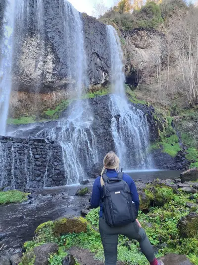 Au pied de la cascade
