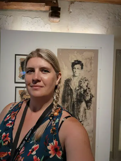 Florandophoto devant un collage d'Arthur Rimbaud par Ernest Pignon au Doyenné de Brioude