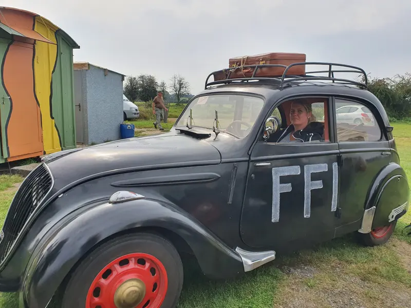 Florence dans une voiture du FFI