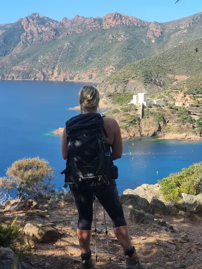 Florandophoto de dos face au village de Girolata