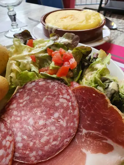 Fondue de saint nectaire charcuterie de pays scaled