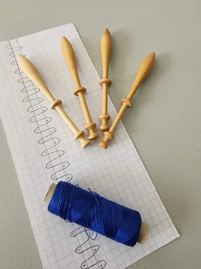 Fil et fuseaux à l'atelier dentelle de Retournac