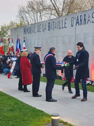 militaires avec des fleurs