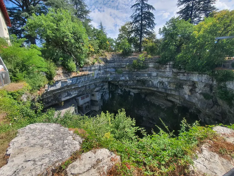Vue extérieure du gouffre de Padirac