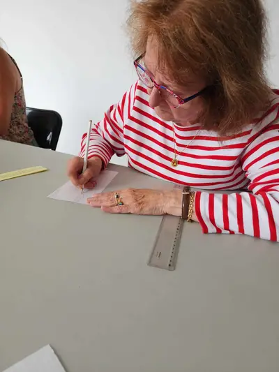 Participante à l'atelier d'initiation à la dentelle à Retournac