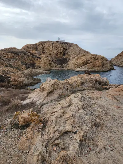 Vue sur le sémaphore au milieu des rochers