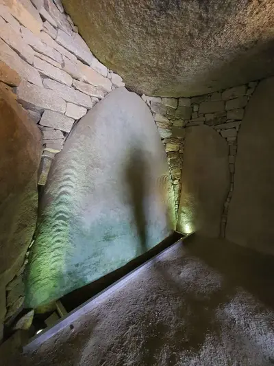 Intérieur du dolmen de la table des marchands