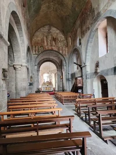 Banc et fresques de l'église Saint André à Lavaudieu