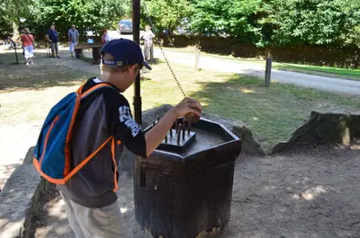 Jeu traditionnel en bois au village Poul-Fetan