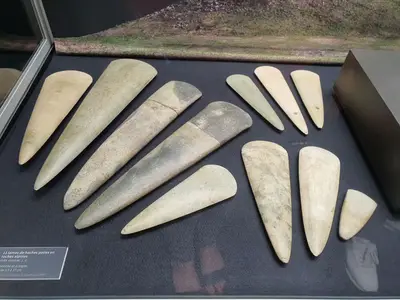 Lames haches polies au musée de la Préhistoire de Carnac