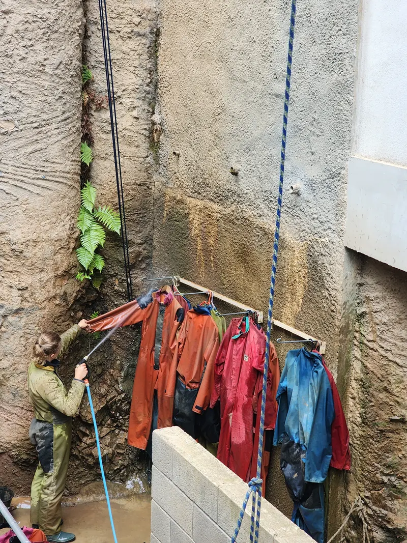 Tenues pour pratiquer la spéléologie dans la mine de Tellure