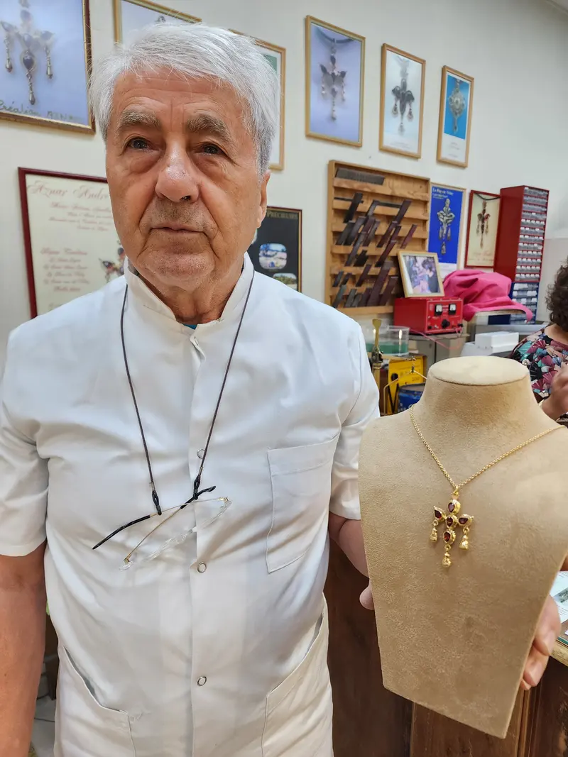 André Aznar orfèvre et créateur de Croix de Saint Esprit