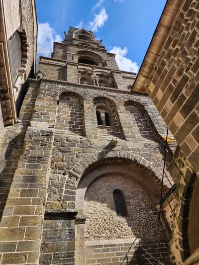 Le puy en velay cathedrale clocher vue du bas scaled