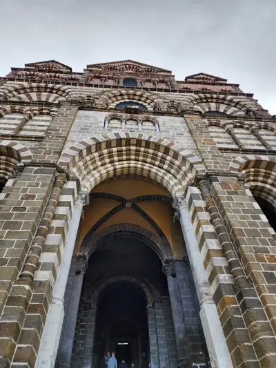 Le puy en velay cathedrale contre plongee scaled