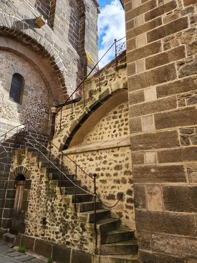 Le puy en velay cathedrale cour du clocher scaled