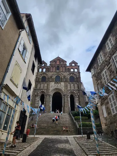 Le puy en velay cathedrale escaliers scaled