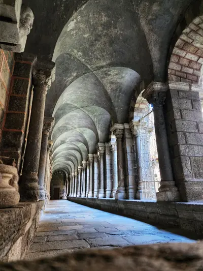 Le puy en velay cloitre galerie scaled