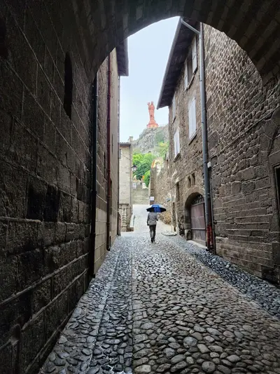 Le puy en velay cloitre rue statue notre dame scaled