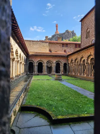 Le puy en velay cloitre vue sur notre dame scaled