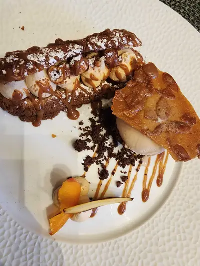 Éclair avec un praliné noix de pecan Ganache montée caramel Noisettes caramélisées glace noisette